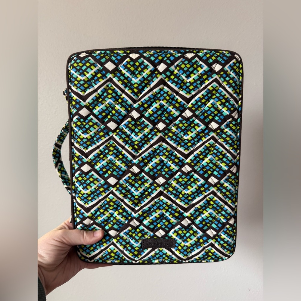 NWOT Vera Bradley Tablet Tamer Organizer Zip
Around Rain Forest